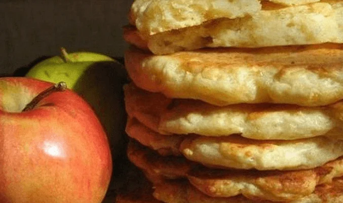 Лепешки с яблоком и корицей на сковороде