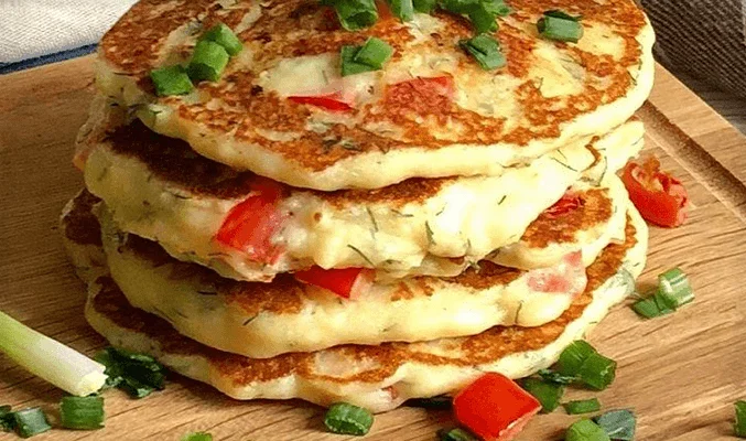 Лепешки на кефире с сыром и помидорами