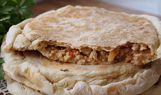 Лепешки с фаршем и овощами на сковороде