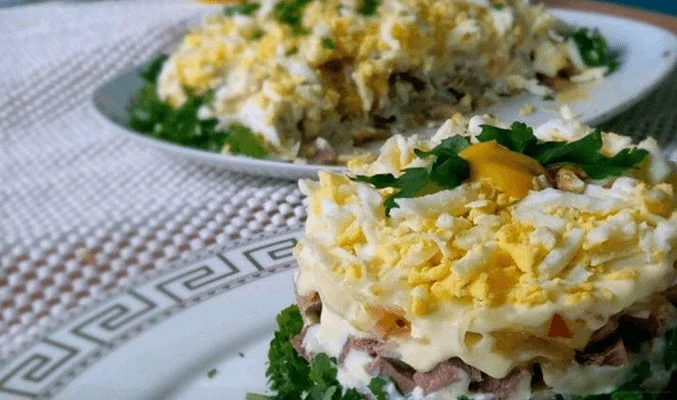 Слоеный салат с говяжьим языком, огурцами и грибами