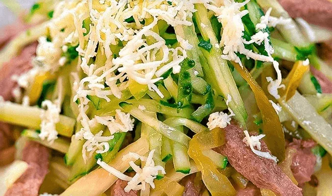 Салат с говяжьим языком, сельдереем и ростками