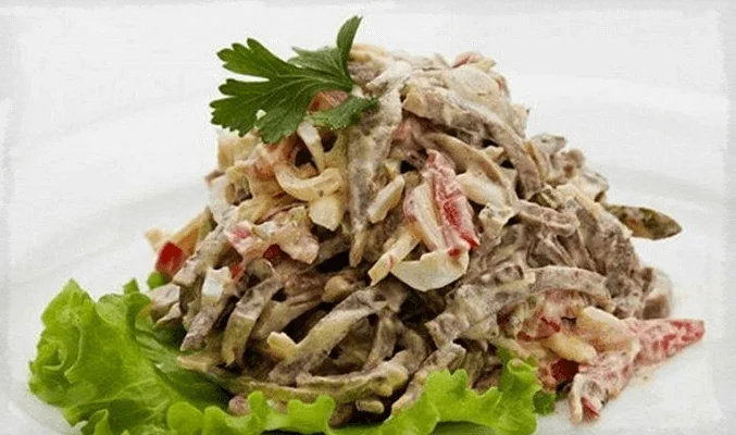 Салат с говяжьим языком и сухариками