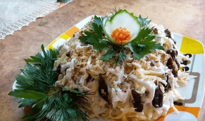 Салат с говяжьим языком и черносливом