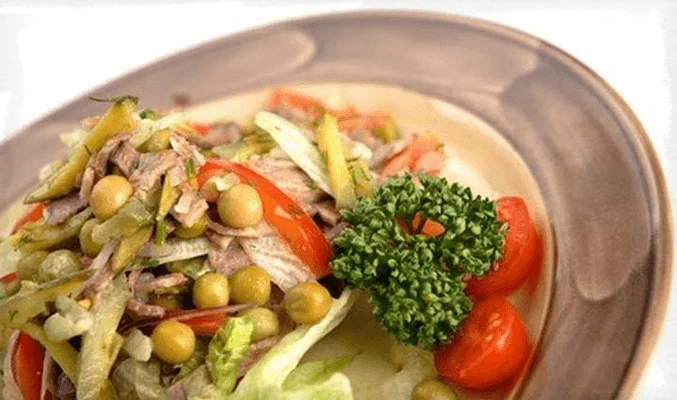 Салат с говяжьим языком, ветчиной и капустой
