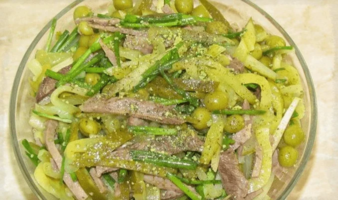 Салат с говяжьим языком, горошком и маринованными огурцами