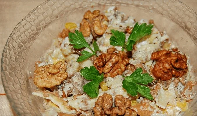 Салат с говяжьим языком и яичными блинчиками