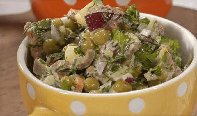 Салат с говяжьим языком, картофелем и морковью