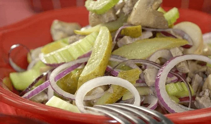 Салат с говяжьим языком и маринованными грибами