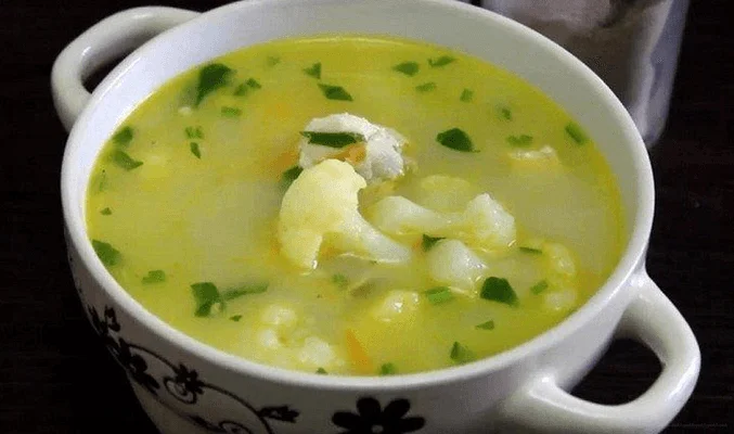 Куриный суп с цветной капустой и горошком
