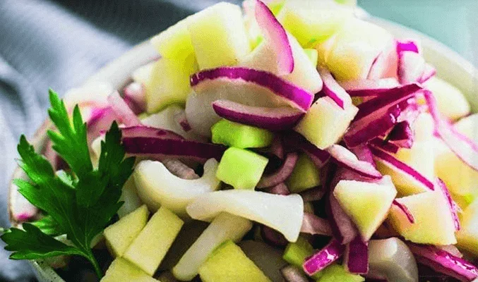 Постный салат с кальмарами и яблоками - рецепты