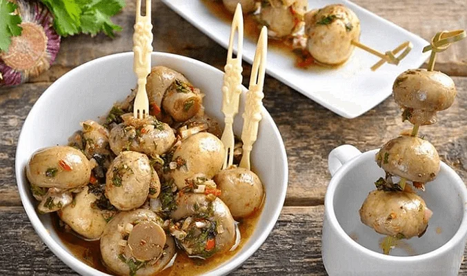 Маринованные шампиньоны с луком-шалотом и семенами укропа