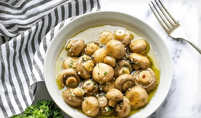 Пряные шампиньоны, маринованные с водкой