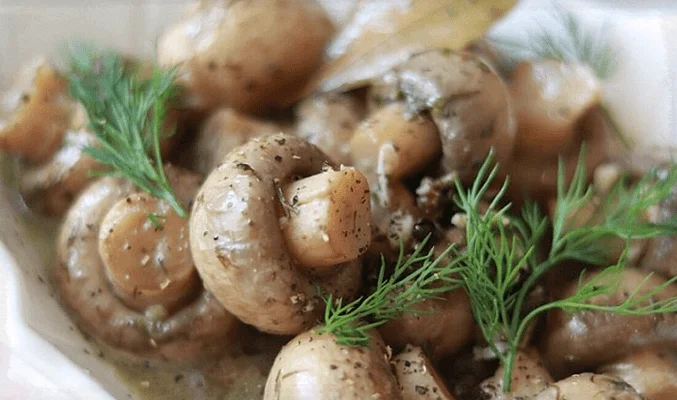 Шампиньоны, маринованные с вином и фенхелем