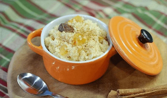 Молочная пшенная каша с финиками и курагой