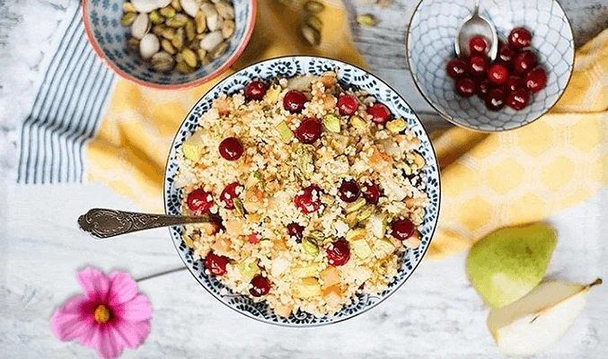 Молочная пшенная каша с орехами, ягодами и фруктами