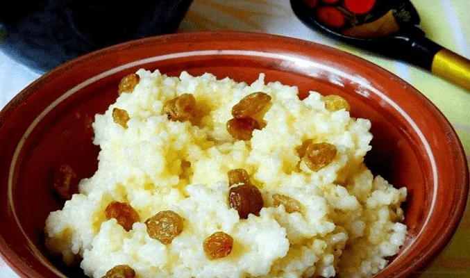 Пшенная каша с изюмом и молоком