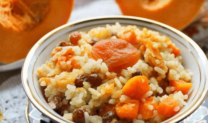 Рисовая каша с тыквой, изюмом и курагой