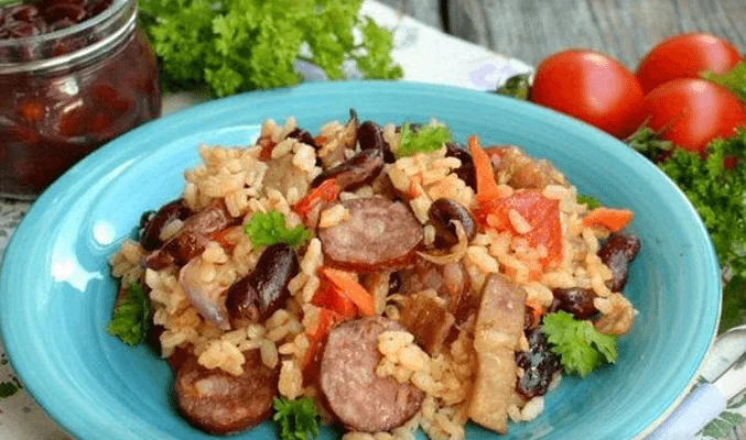 Рисовая каша с овощами и колбасками
