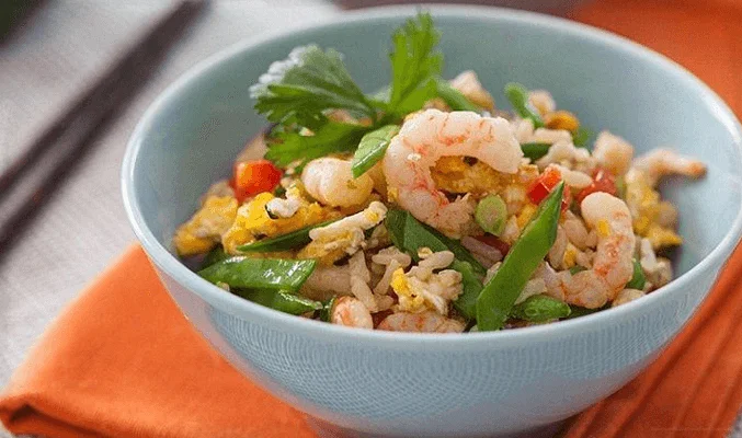 Рисовая каша с овощами и креветками