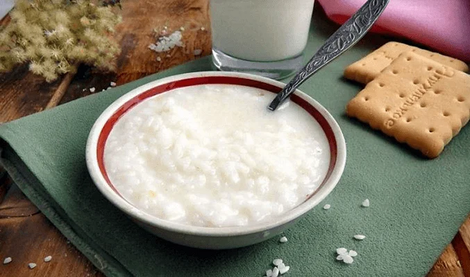 Жидкая рисовая каша на молоке