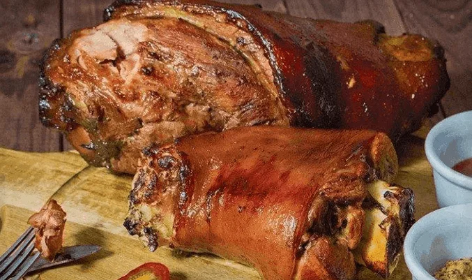 Запеченная свиная рулька в сидре
