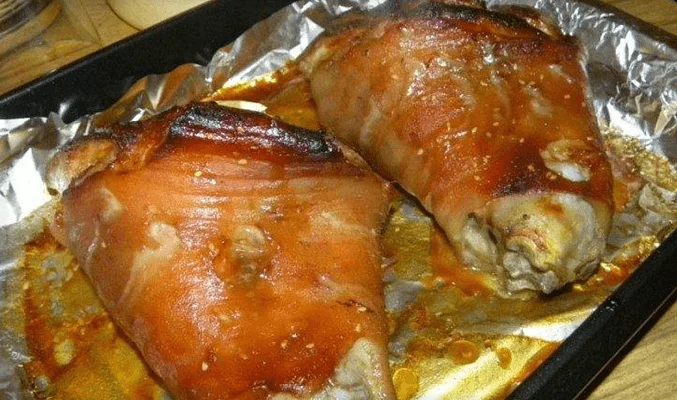 Запеченная свиная рулька в фольге