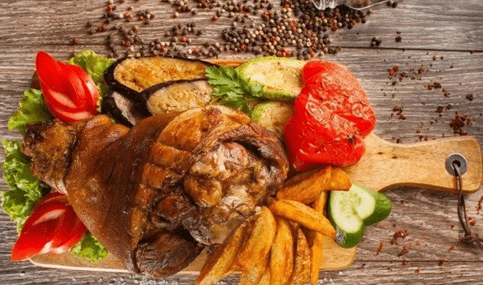 Запеченная свиная рулька с овощами