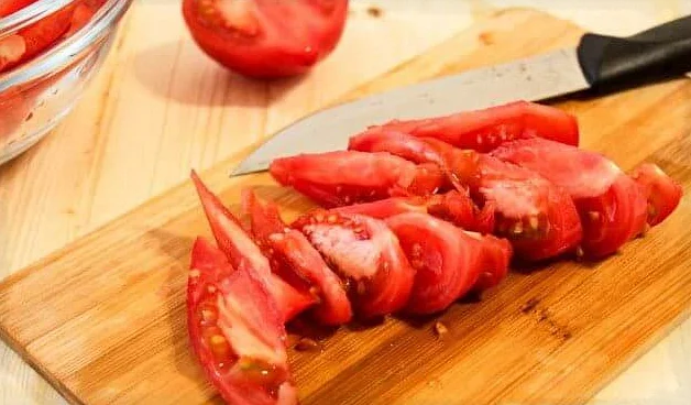 Помидоры, нарезанные дольками