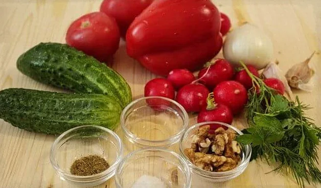 Свежие овощи, соль, винный уксус, орехи, зелень, приправы