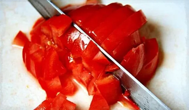 Помидор, нарезанный кубиками