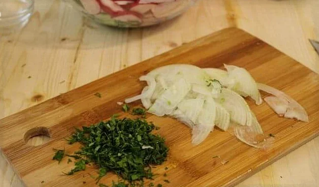 Нарезанная зелень и салатный белый лук