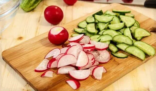 Нарезанные огурцы и редиска