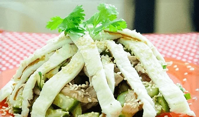 Салат с курицей, омлетом и соевым соусом - рецепты