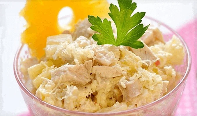 Салат с курицей и ананасами - рецепты
