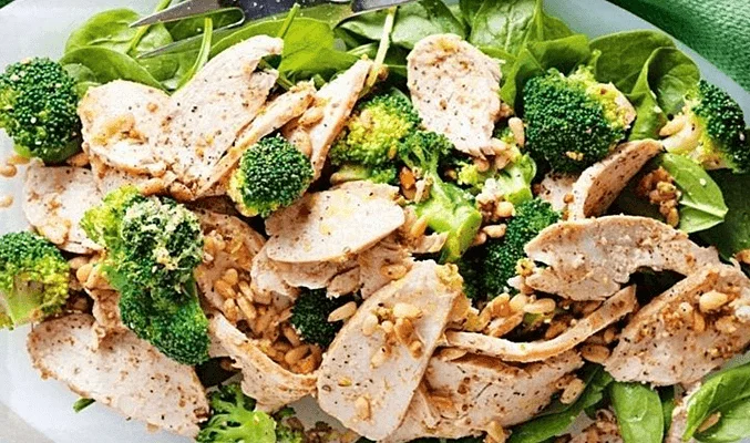 Салат с курицей и брокколи - рецепты
