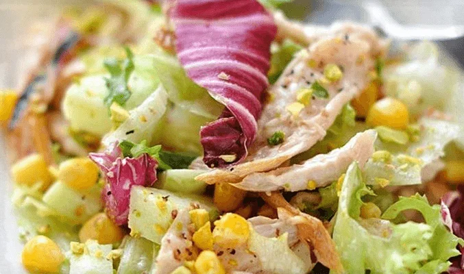 Салат с курицей, яблоками и кукурузой - рецепты