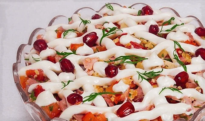 Салат с копченой курицей - рецепты
