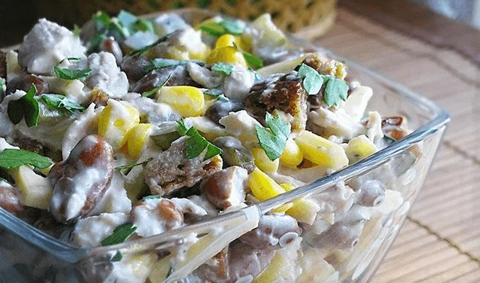 Салат с курицей, фасолью и сыром - рецепты