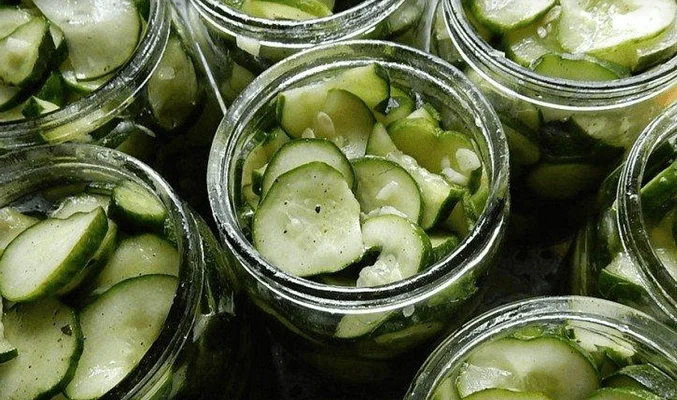 Салат с огурцами и чесноком