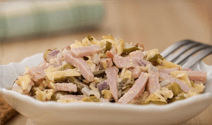 Салат с яйцами, ветчиной и солеными огурцами
