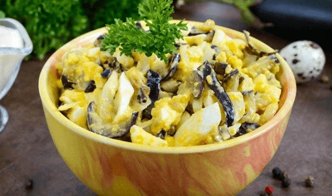 Салат с яйцами и баклажанами