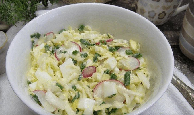 Салат с яйцами и капустой
