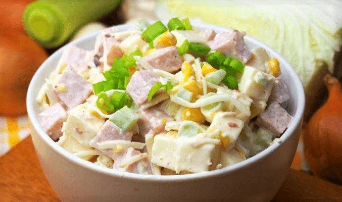 Салат с яйцами, колбасой и сулугуни