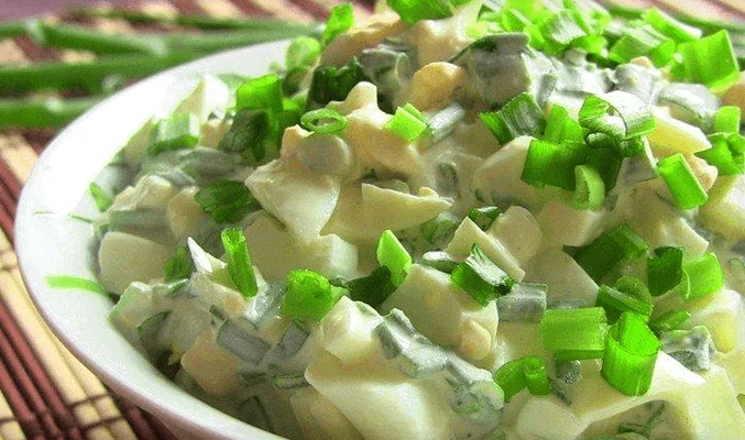 Салат с яйцами и маринованными кабачками