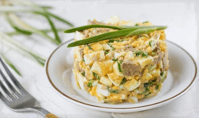 Салат с яйцами и печенью трески