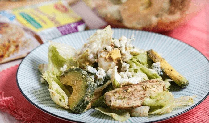 Салат с яйцами и голубым сыром