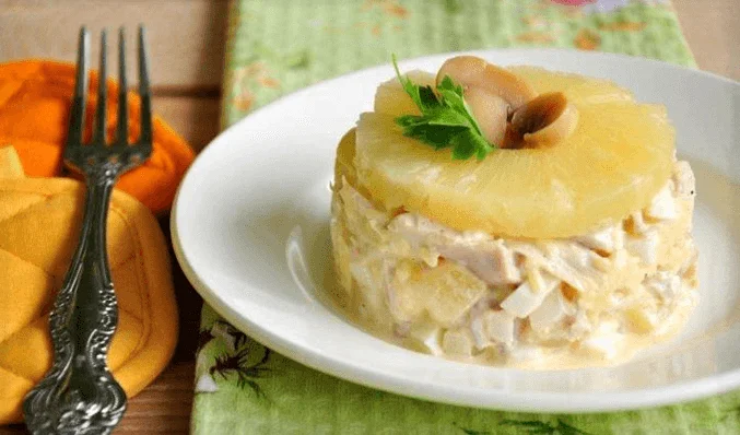 Салат с яйцами, грибами и ананасами