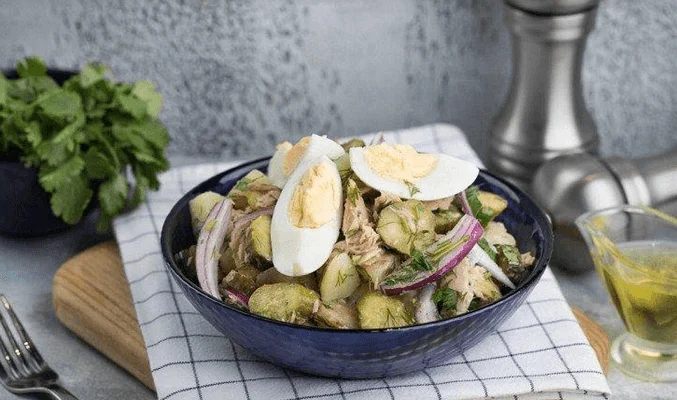 Картофельный салат с яйцами и тунцом