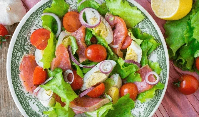 Салат с яйцами и красной рыбой