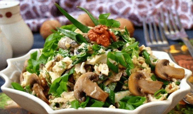 Салат с яйцами и грибами